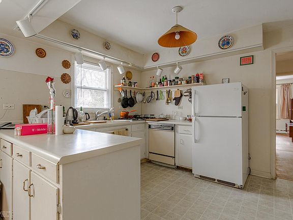 5th image of 2414 Cornell Ave