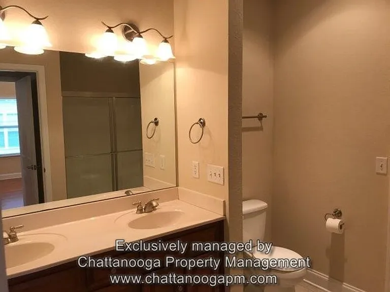 525 Callaway Ct — Photo 15