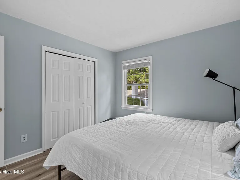 210 E Willowood Ln — Photo 14
