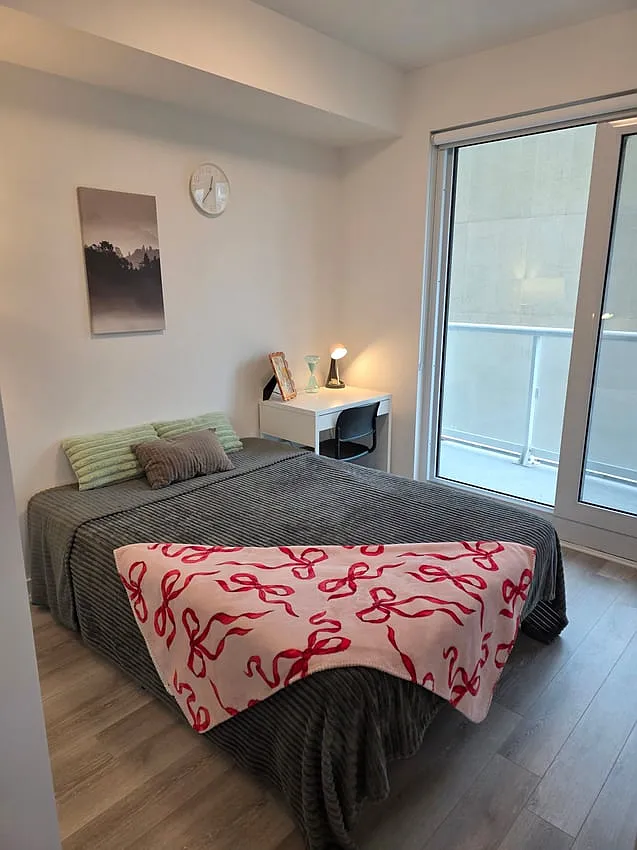 Deluxe Room with Balcony - Dundas St West & Simcoe St — Photo 1
