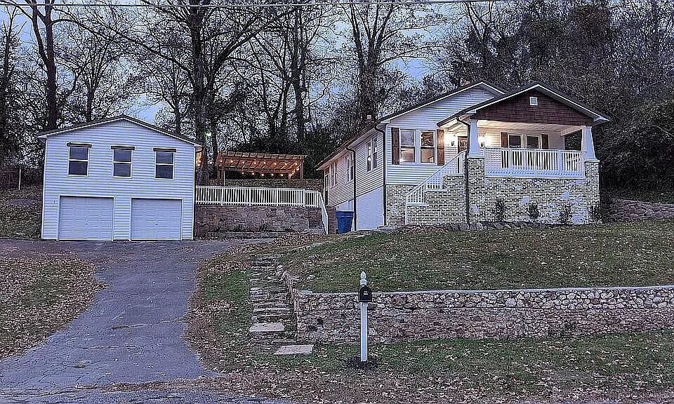 1st image of 2627 Oakwood Cir