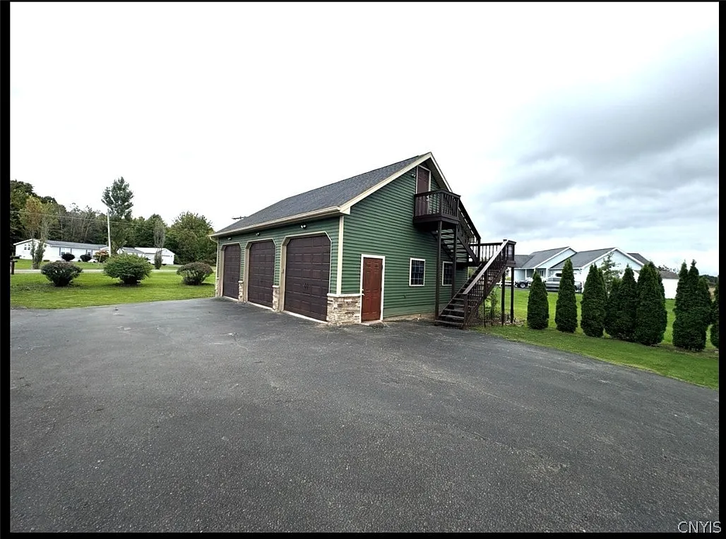 5 bed, 3.0 bath, 2386 sqft, $5,000 — Photo 2