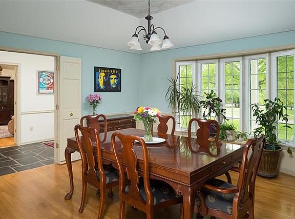 5th image of 1018 N Woodland Ct