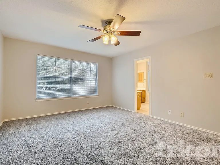 1215 Farnsworth Dr — Photo 4