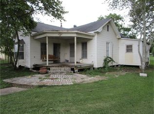 221 W 5th St, Flatonia, TX 78941