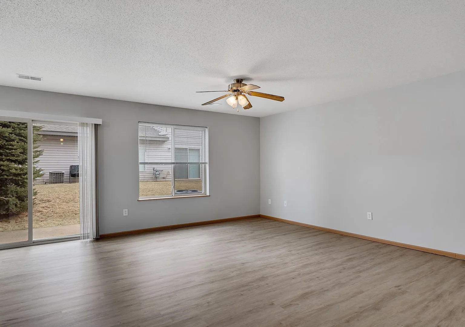 1208 Eastwood St — Photo 3