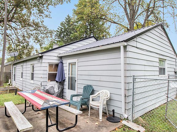 4th image of 104 N Hamilton Dr