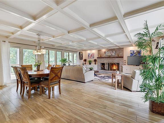 5th image of 411 Creekwood Dr