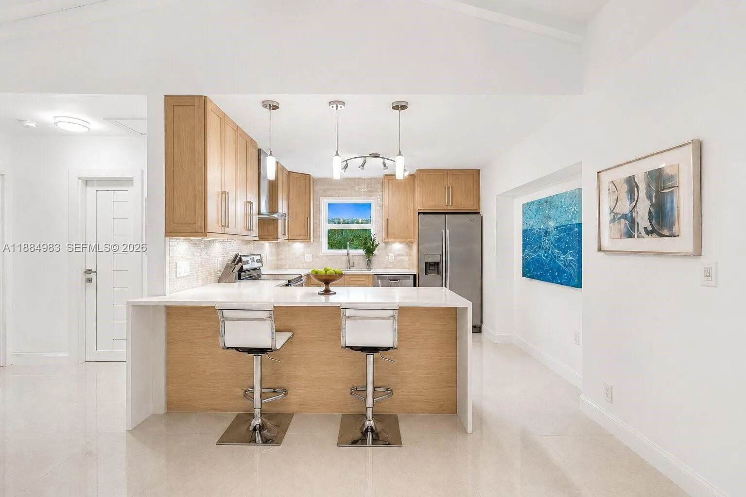 4 bed, 2400 sqft, $8,900 — Photo 3