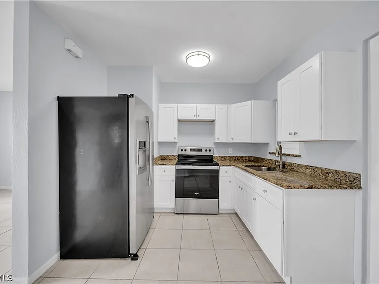 1527 Gardenia Ave — Photo 10