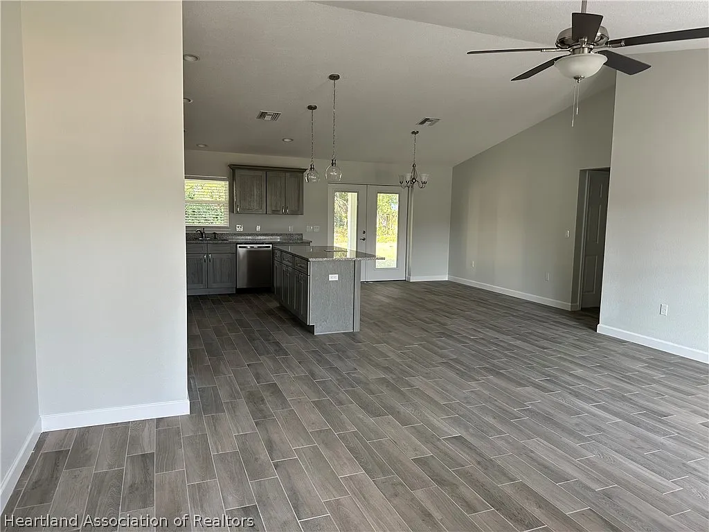 3 bed, 2.0 bath, 1485 sqft, $1,800 — Photo 2