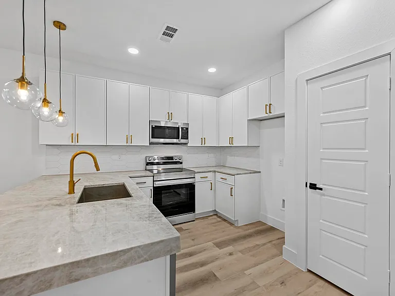 2413 Easley St — Photo 4