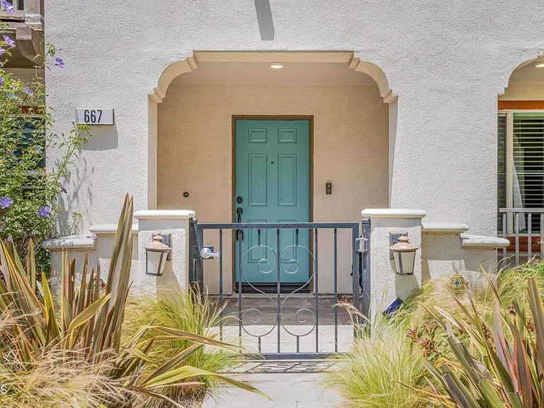 667 Pedro St — Photo 3