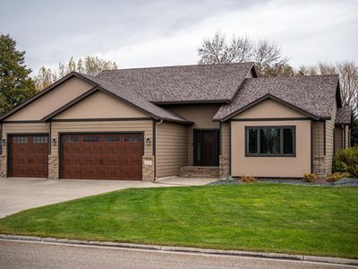 510 Sunset Dr, Oxbow, ND, 58047