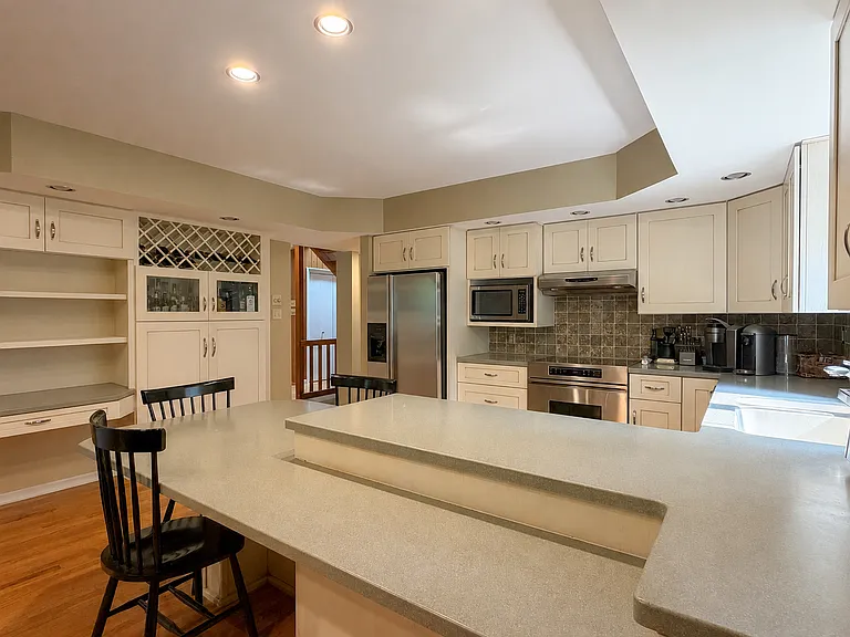 133 E Woods Dr — Photo 8