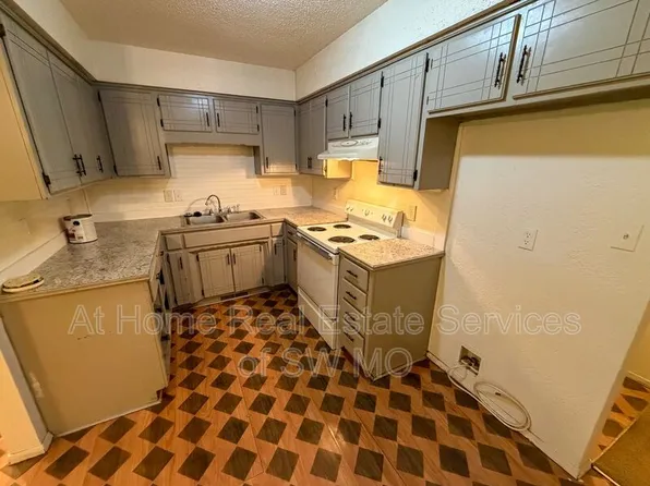 3410 W Maple Dr, Springfield, MO 65807