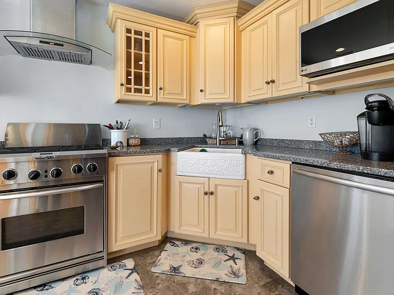 15 Beechwood Ave — Photo 14