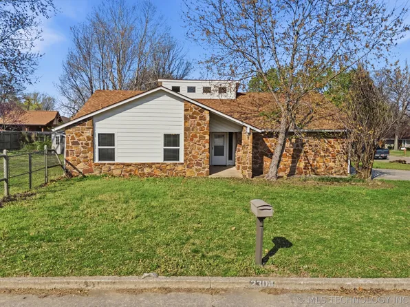 2304 N Dogwood St, Owasso, OK 74055