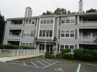 2211 Candlelight Ct, Helmetta, NJ 08828