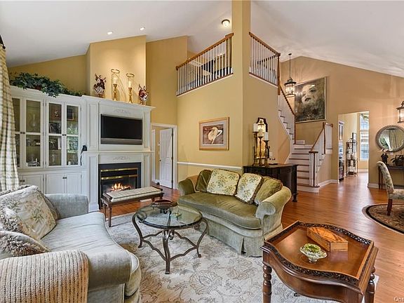 5th image of 8 Shinnecock Ct