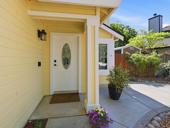 4th image of 804 Sapphire Cir