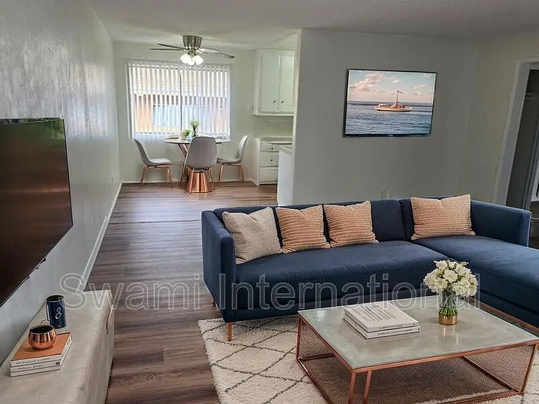 308 W Queen St #14 — Photo 1