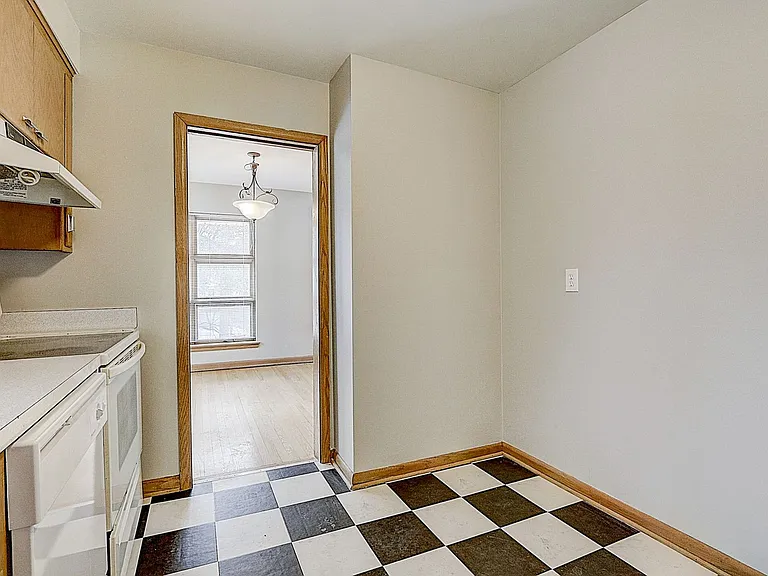 4802-12 W Wells St — Photo 14