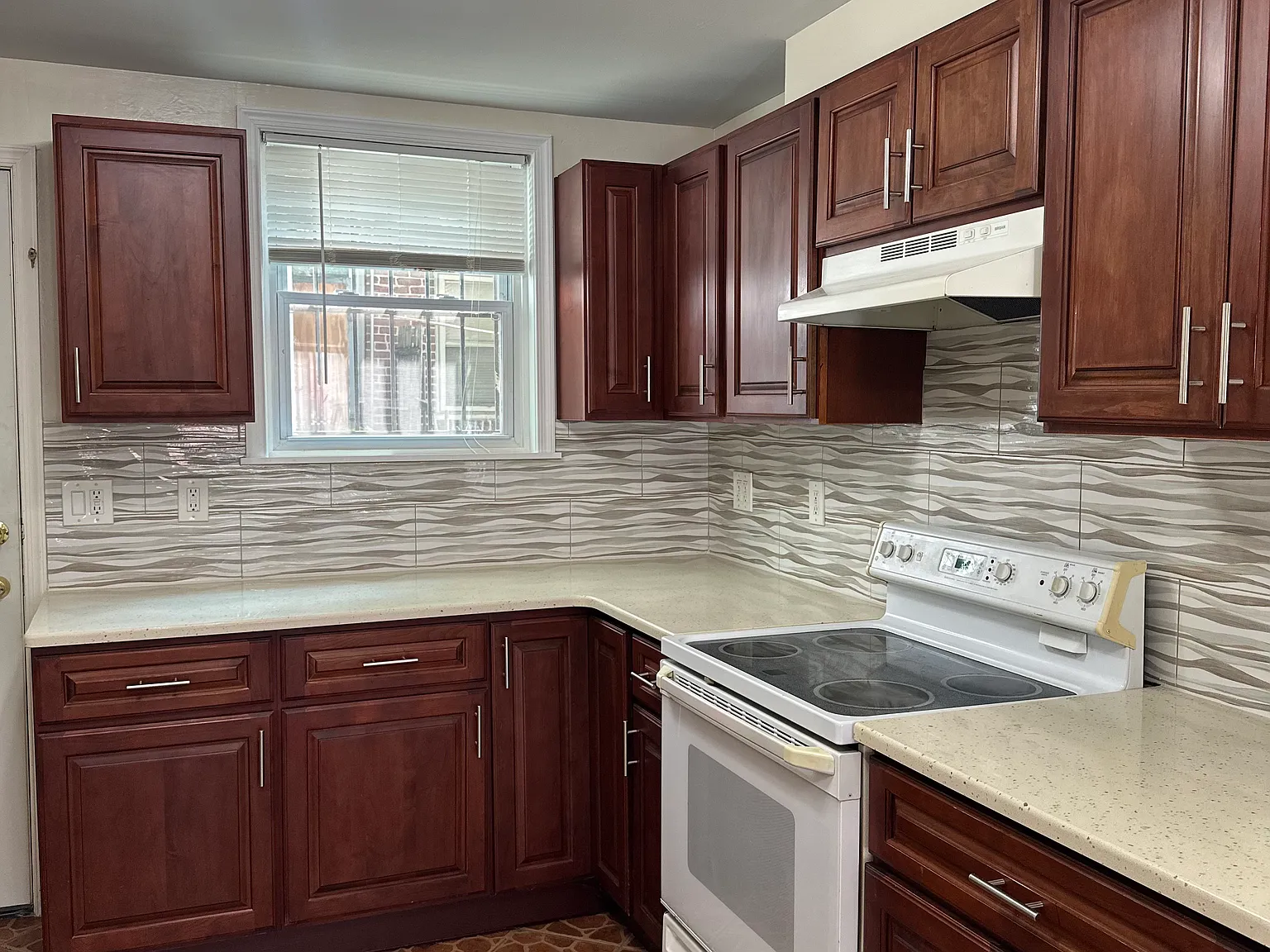 3 bed, 1.5 bath, 1210 sqft, $1,600 — Photo 2