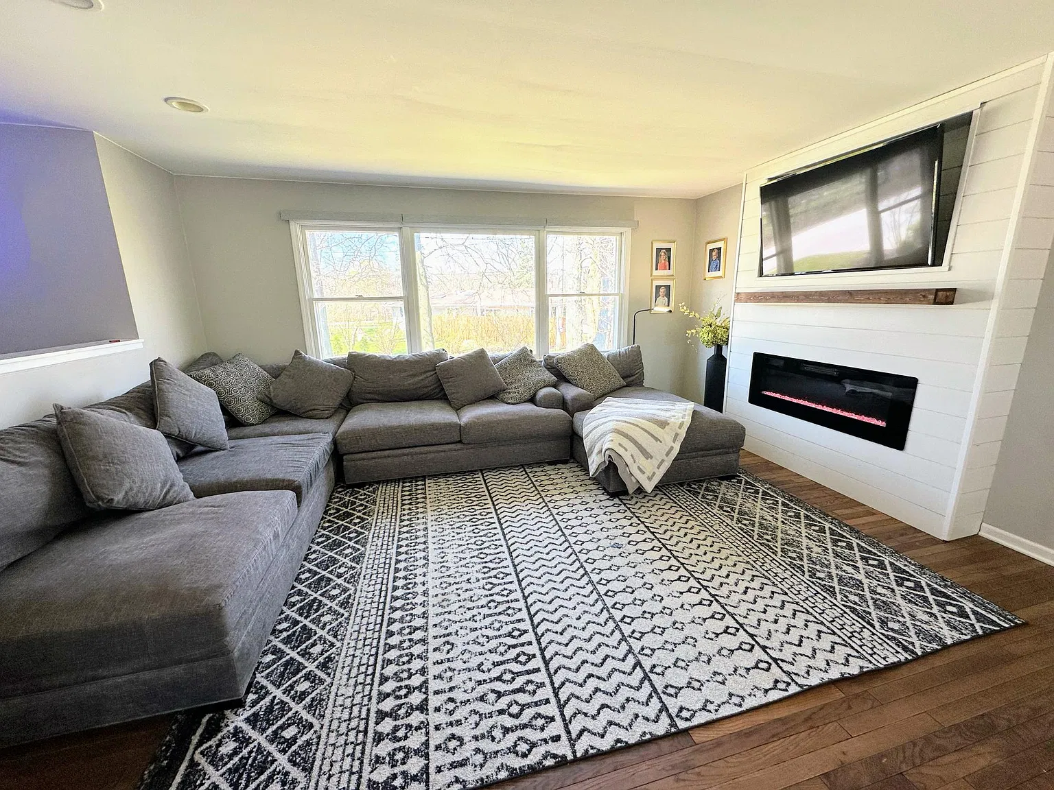 4 bed, 2552 sqft, $3,400 — Photo 2