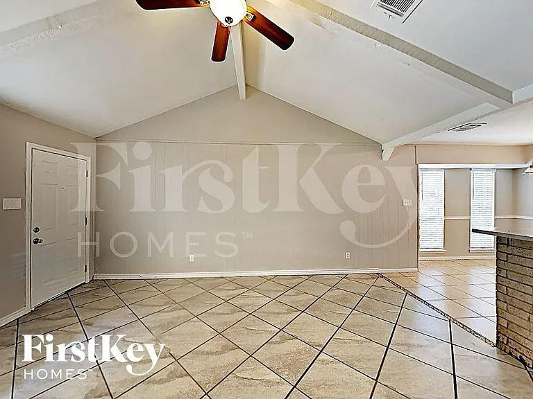 6610 Rowell Ct — Photo 3