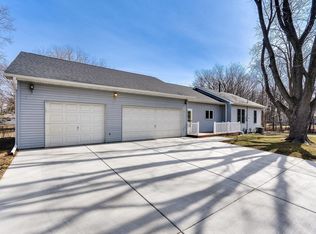 6316 48th St N, Oakdale, MN 55128