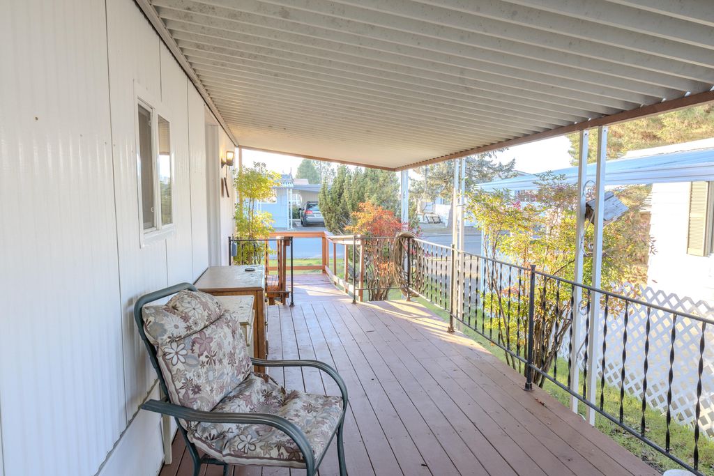 1001 Roguelea Ln, Grants Pass, OR - View 2