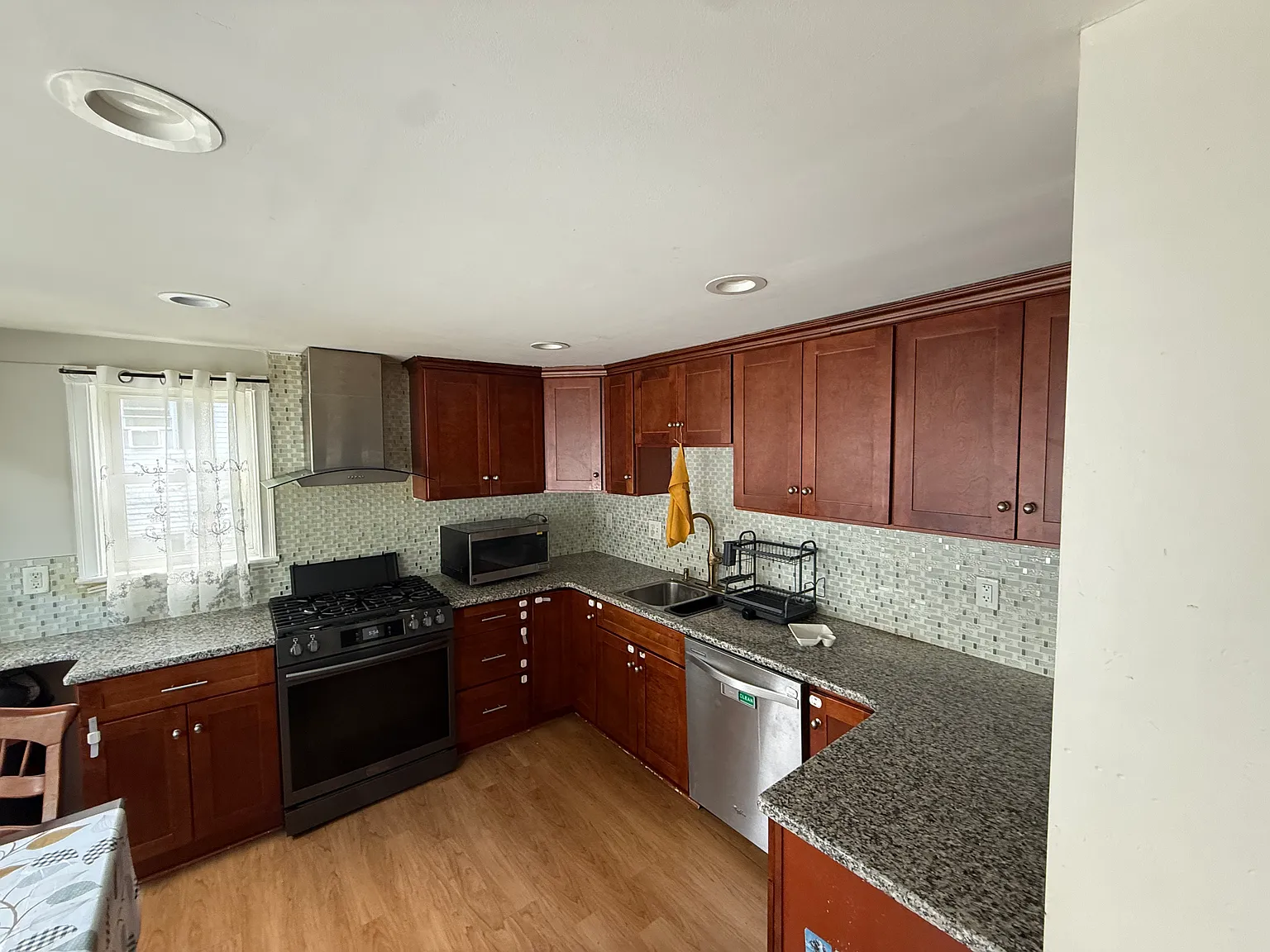 3 bed, 1353 sqft, $2,950 — Photo 3