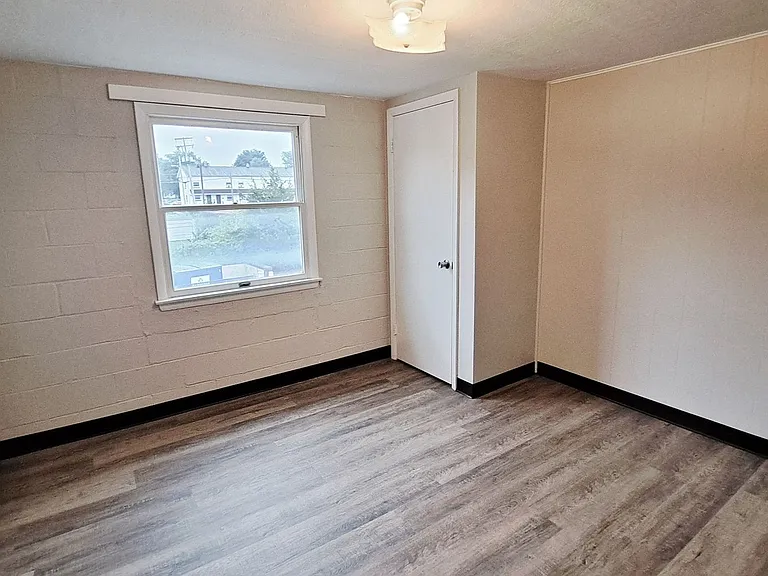 240 W High St — Photo 12
