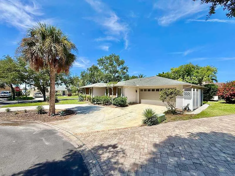 3 bed, 2.0 bath, 1601 sqft, $2,550 — Photo 4