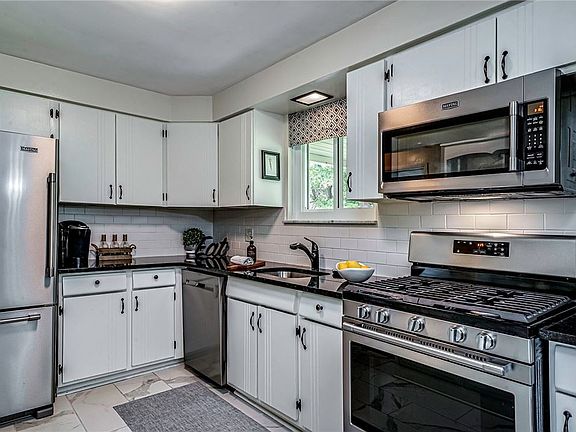 4th image of 425 Sharon Rd