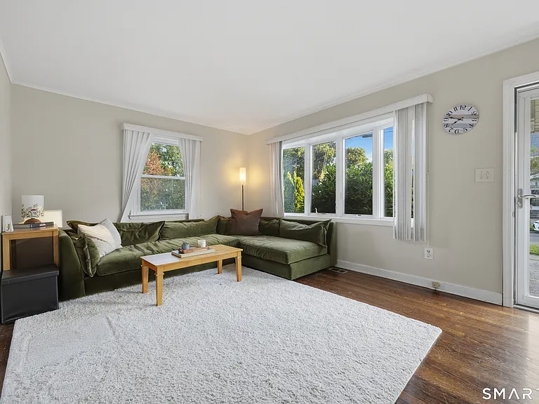 91 Bertrose Ave — Photo 3