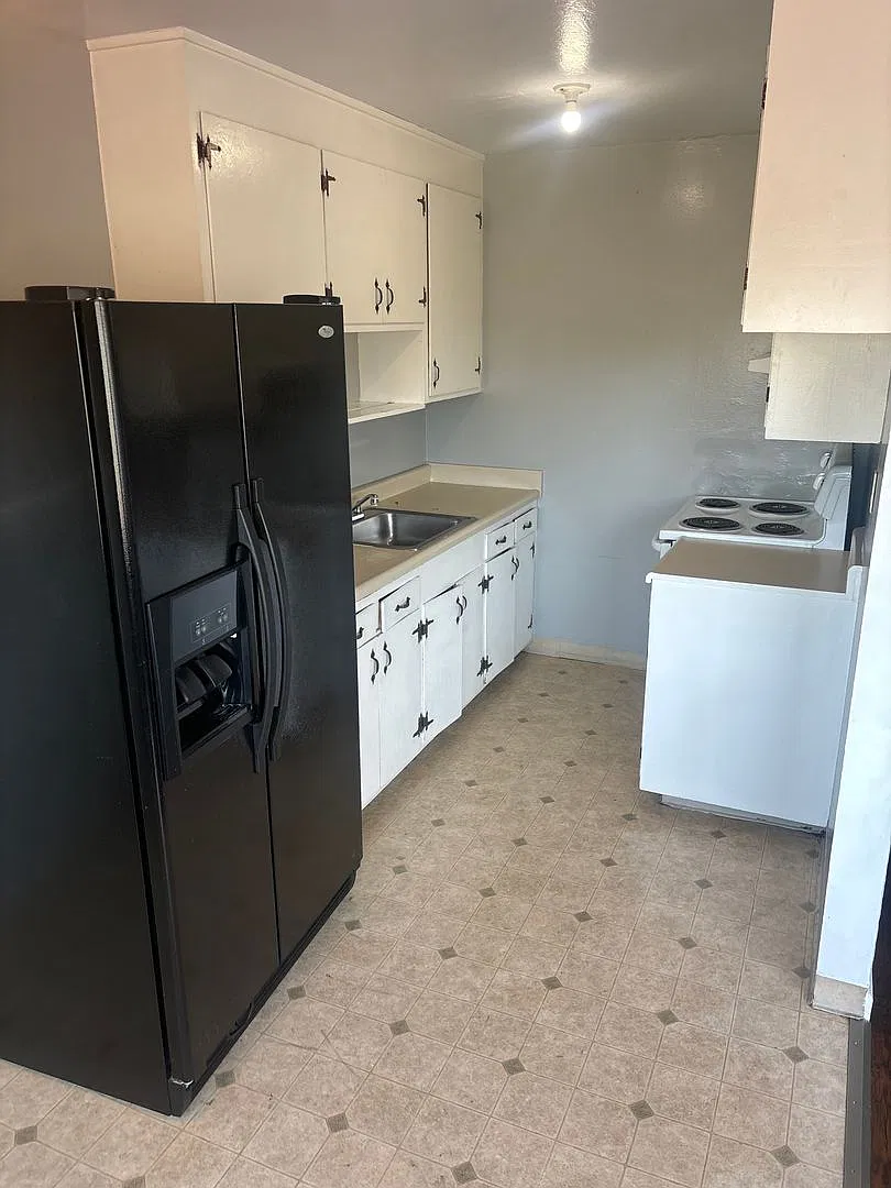 7615 Bancroft Ave. — Photo 2