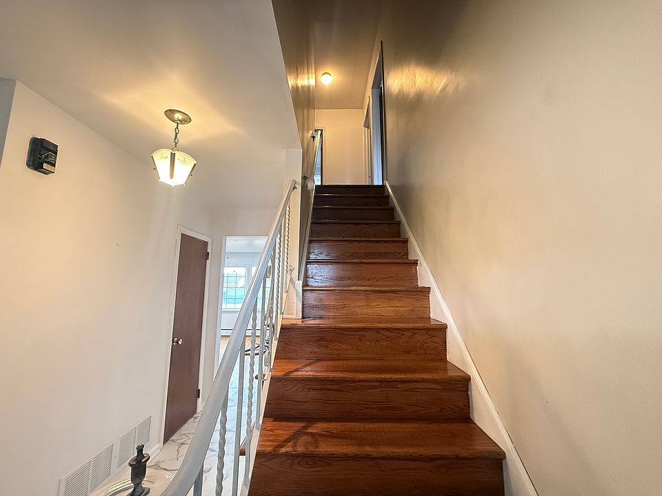 1st image of 338 Rees Dr