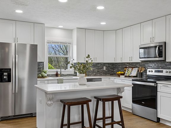 3rd image of 1026 Lennox Ave