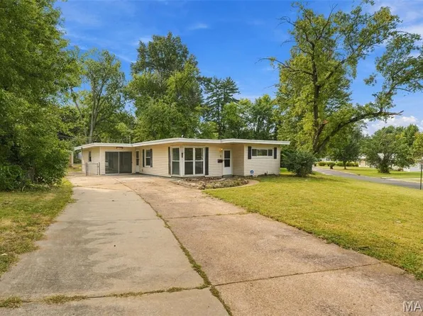 2 Marquette Dr, Florissant, MO 63031