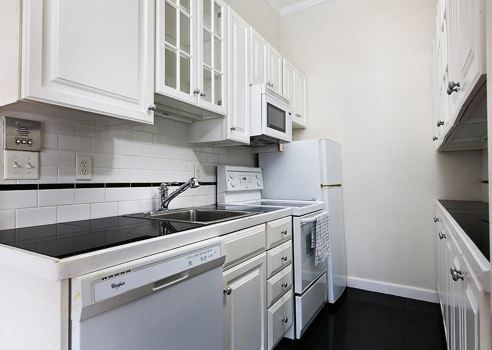 2nd image of 296 Marlborough St APT 4