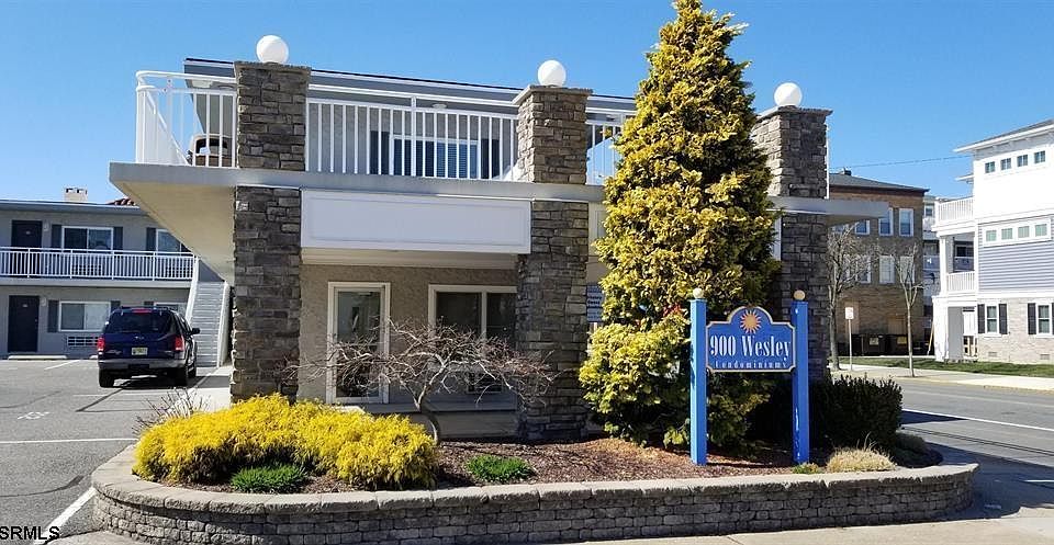 1st image of 900 Wesley Ave #101