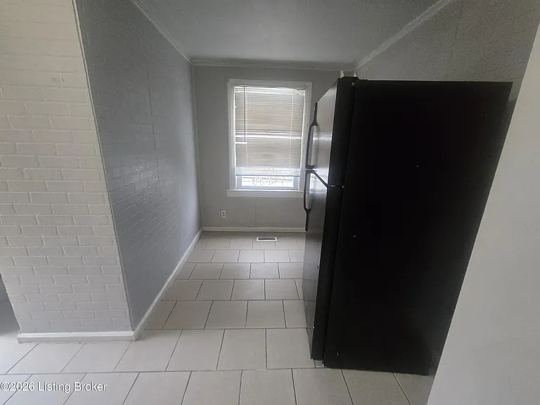 3004 Wyandotte Ave — Photo 4