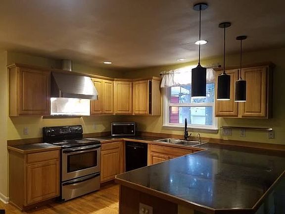 Chef's kitchen includes heat lamps!