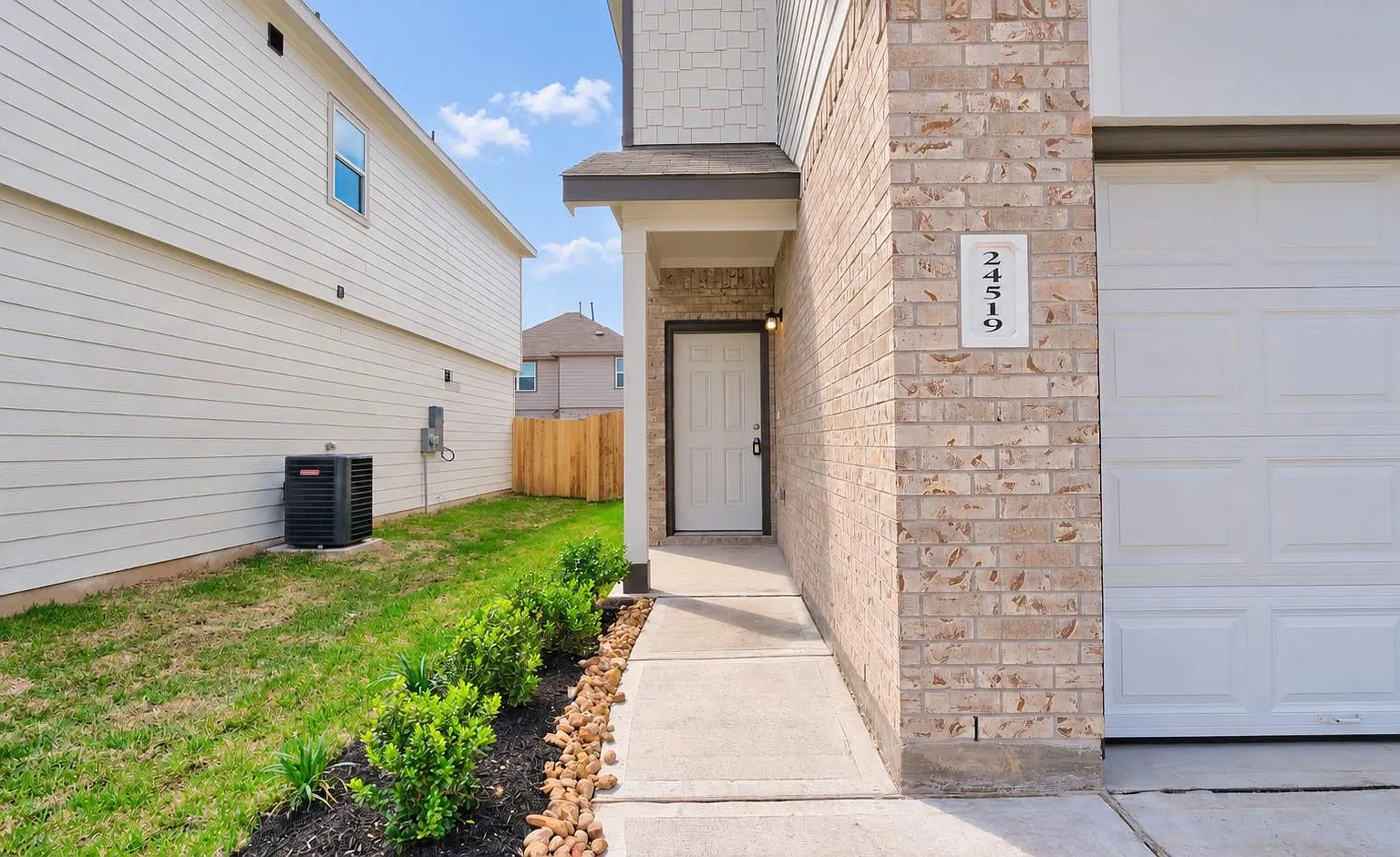 3 bed, 2.5 bath, 1642 sqft, $1,950 — Photo 3