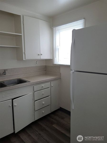 3rd image of 412 W Reisner