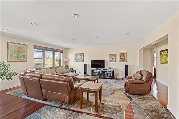 Sold by Exclusive Properties Sotheby's International Realty | media 21