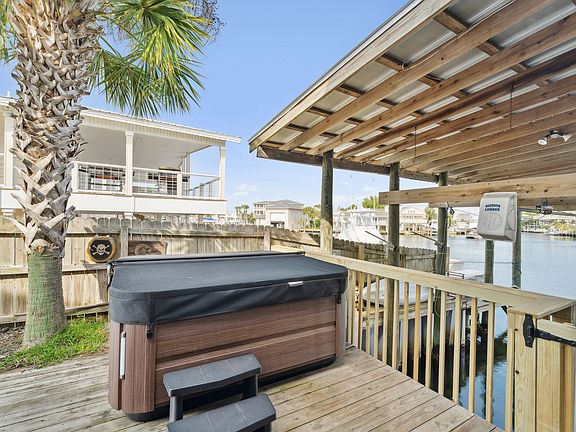 Jacuzzi hot tub comfortably seats 6