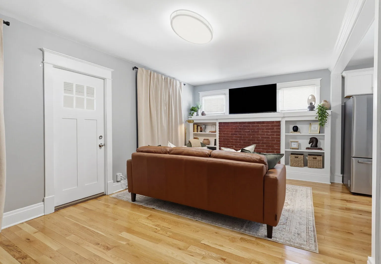 3 bed, 2.0 bath, 2432 sqft, $4,000 — Photo 1